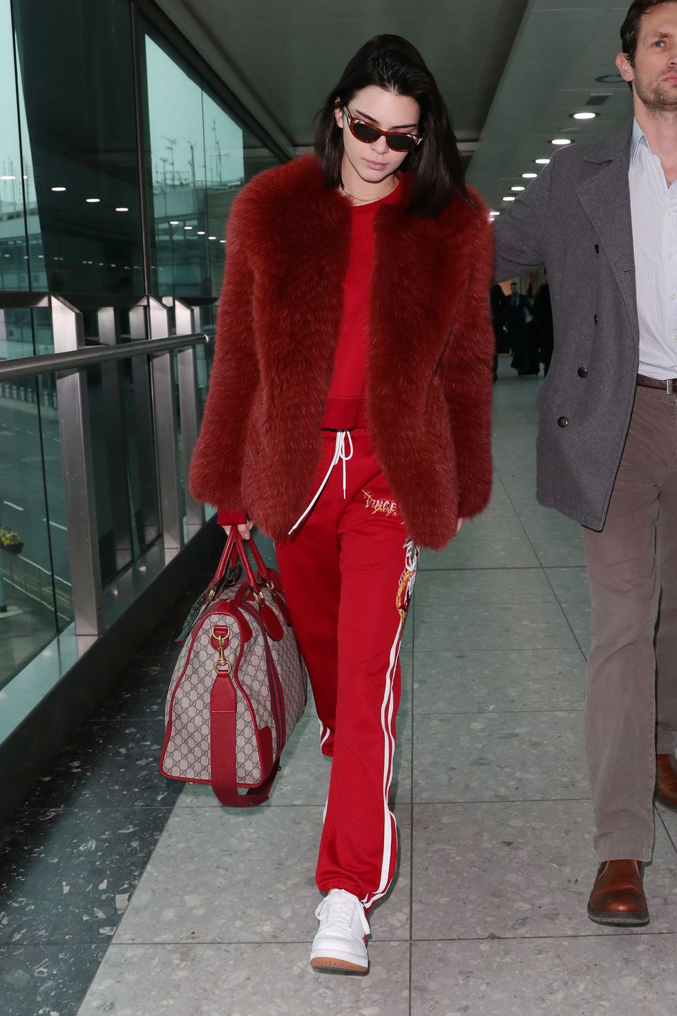 <p>Kendall Jenner arriva a Londra all'aeroporto di&nbsp;Heathrow tutta in rosso con una pelliccia di Zeynep Arçay, t-shirt, pantaloni da training ricamati, sneakers Fila e borsa Gucci.</p>