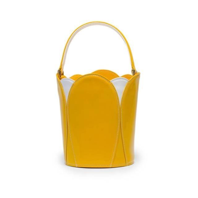 Festa della donna look giallo mimosa con la borsa  a secchiello di Atelier Kore di Chiara Vitale