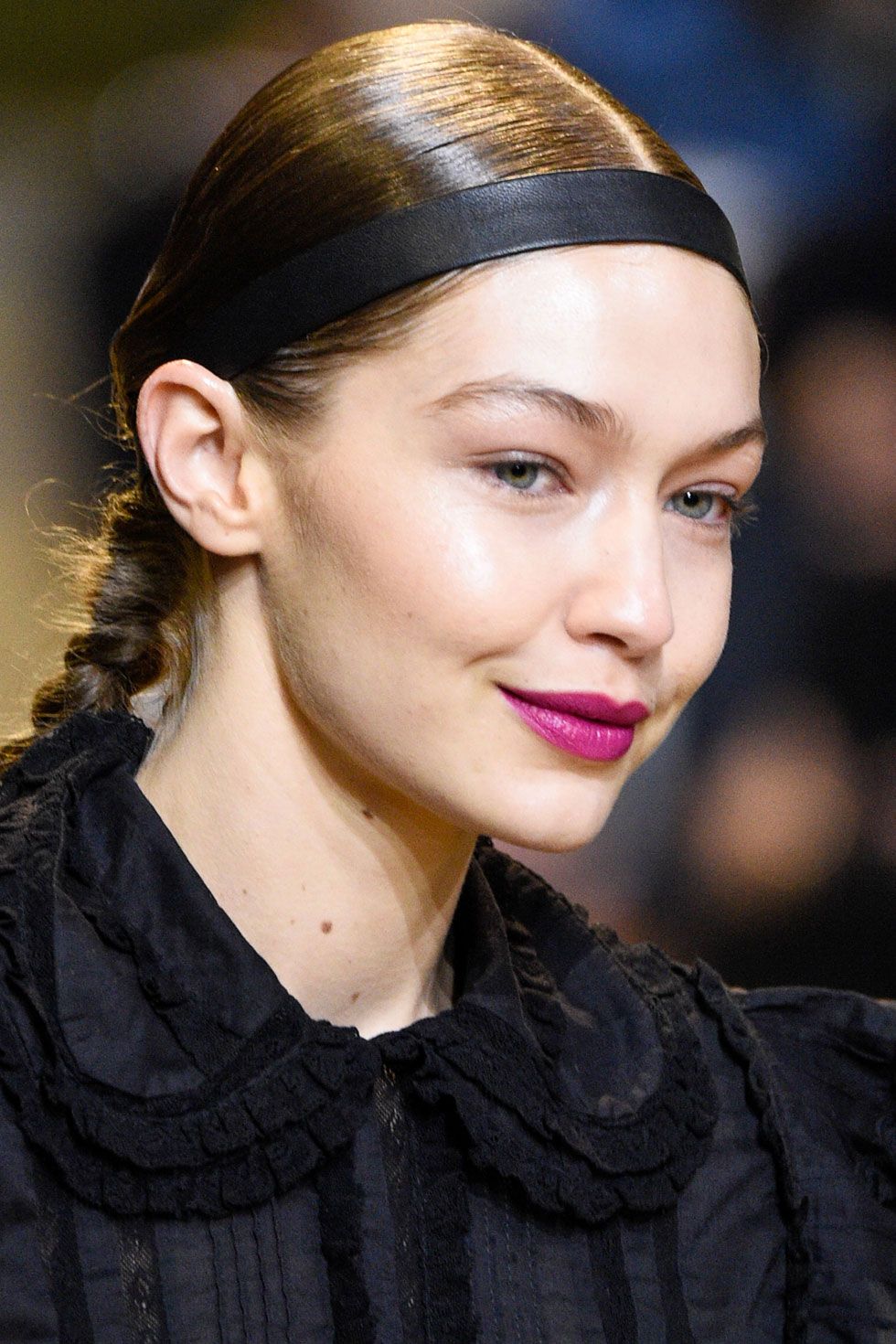 <p><strong data-redactor-tag="strong" data-verified="redactor">Il Look: </strong>Il rossetto fuxia sull'outfit sportivo.</p>