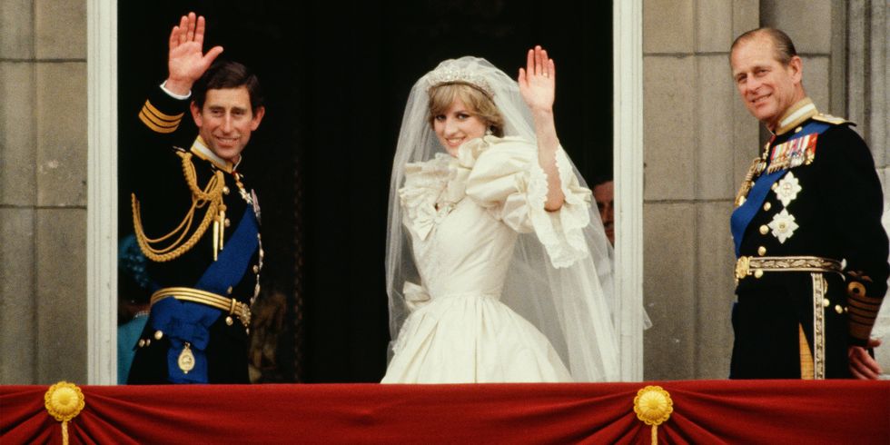 <p>Salutano dal balcone di Buckingham Palace dopo il matrimonio.</p>