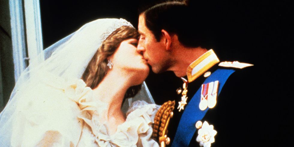 <p>Un bacio sul balcone di&nbsp;Buckingham Palace dopo il matrimonio.</p>