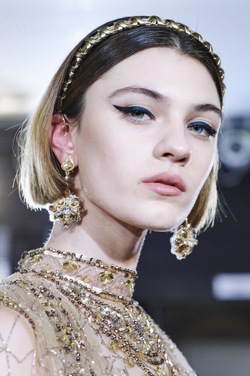 <p>At the Elie Saab Haute Couture show, models walked the runway with embellished headpieces, ornate&nbsp;jewelry, and blue-black eyeliner that referenced a modern day Princess Diana.</p>