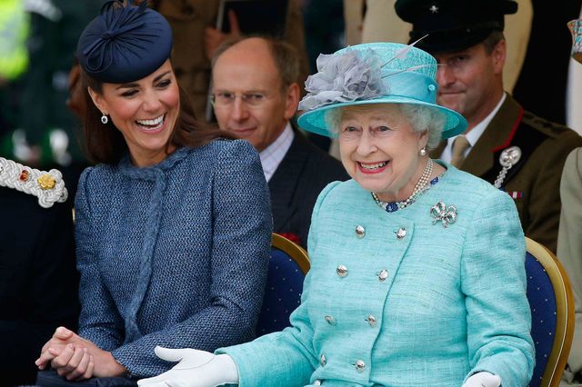 La regina Elisabetta sorridente insieme a Kate Middleton