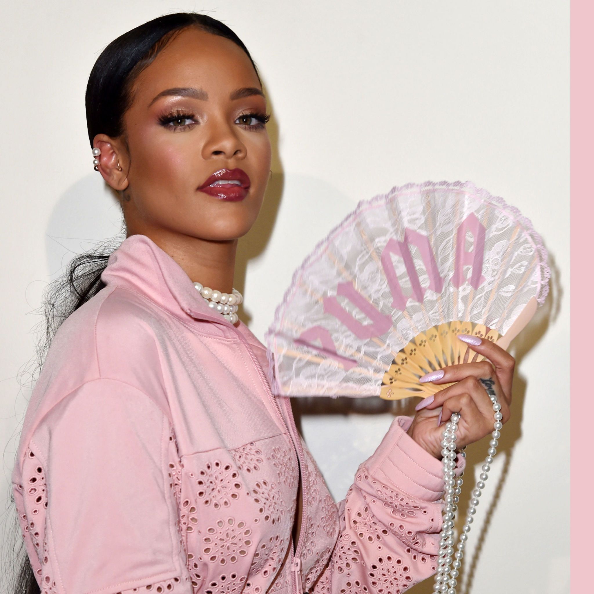 Rihanna firma le sneaker piu buffe del mondo