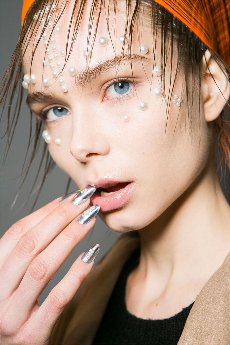<p>At Manish Arora's fall show, models had pearls glued to their faces in detailed shapes and adorned to their nails.&nbsp;</p>
