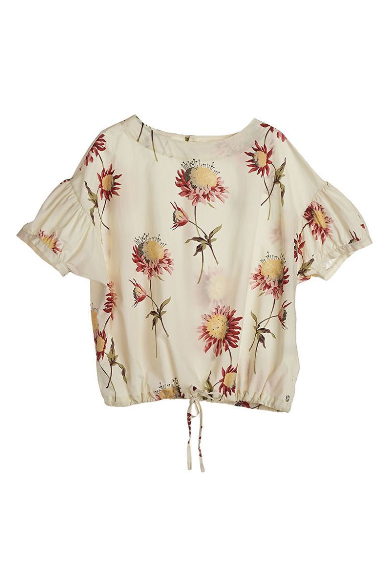 Coachella style con la maglia a fiori di Otto d'Ame