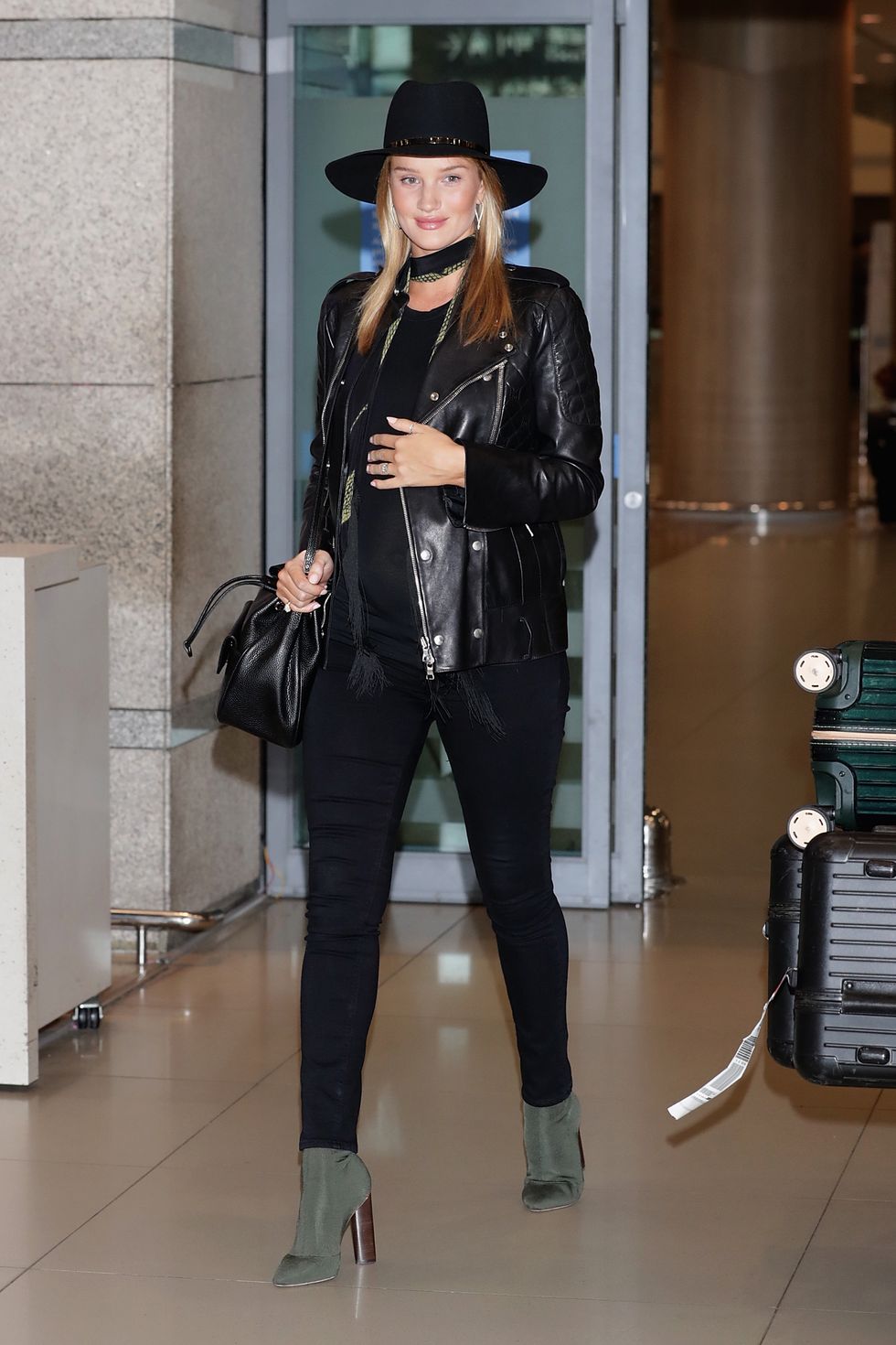 <p>Giacca in pelle nera, jeans neri Paige, cappello nero e stivaletti verde oliva&nbsp;mentre arriva all'aeroporto di Incheon,&nbsp;Corea del sud.</p>