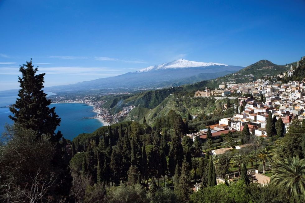 <p>La maestosità dell'<strong data-redactor-tag="strong">Etna</strong> è indiscutibile: qui la natura dà spettacolo sia con il paesaggio sia con le eruzioni vulcaniche. Se ami la natura e le escursioni insomma è proprio la meta che fa per te.</p>