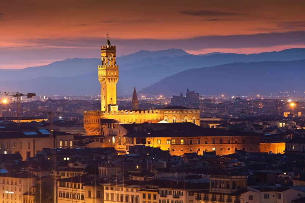 <p><strong data-redactor-tag="strong">Palazzo Vecchio</strong> a Firenze è l'ex centro del potere fiorentino, e non ha solo un valore storico ma anche un rilievo artistico e culturale. Per vedere poi la città in tutto il suo splendore non dimenticarti di passare da Piazzale Michelangelo per una veduta davvero mozzafiato!</p>