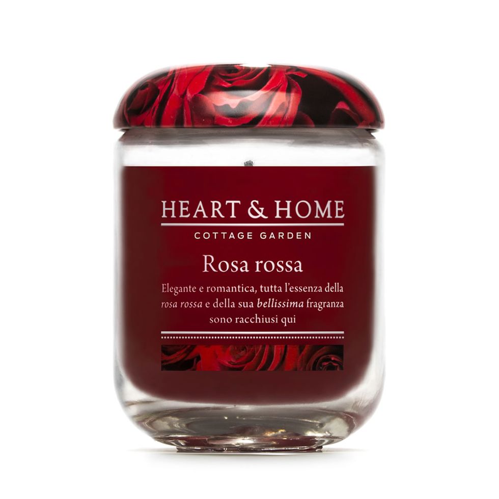 <p>La accendi e subito la stanza si riempie di un inebriante profumo di rose rosse: Candela Rosa Rossa di Heart &amp; Home (da 9,49 euro - clearcohome.it).</p>