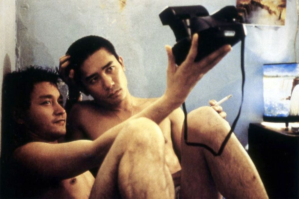 <p><strong data-redactor-tag="strong" data-verified="redactor">Wong Kar-wai</strong> racconta di una coppia gay che da Hong &nbsp;Kong va in Argentina, alla ricerca di un futuro. <em data-redactor-tag="em" data-verified="redactor">Happy Together</em>, una storia di codipendenza e dell'identità senza radici, fu una novità per la cinematografia cinese che nel 1997 ancora non parlava di omosessualità. Il film si concentra sulla perdita e sul rammarico di una relazione che non può essere salvata. È una sorta di istantanea di un momento, con l'inquietudine e la malinconia che, sotto ogni cielo, affligge la gioventù.</p>