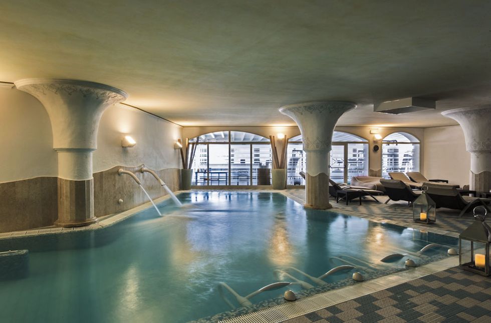 Swimming pool, Building, Thermae, Architecture, Water, Interior design, Hotel, Ceiling, Thermal bath, Leisure centre, 