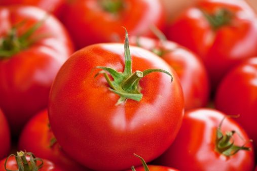 <p>Un pomodoro medio di 100 grammi contiene <strong data-redactor-tag="strong" data-verified="redactor">18&nbsp;calorie</strong>.&nbsp;I pomodori sono ricchi di&nbsp;vitamina C,&nbsp;sali minerali&nbsp;e&nbsp;licopene, un&nbsp;potente <strong data-redactor-tag="strong" data-verified="redactor">antiossidante</strong>, molto utile per proteggere il nostro organismo&nbsp;dalle malattie degenerative.<span data-redactor-tag="span"></span></p>