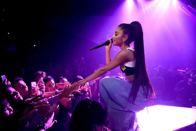 A meno di due settimane dall'attentato, Ariana Grande torna a Manchester con un concerto di beneficenza all'Old Trafford Cricket Ground con ospiti prestigiosi come Justin Bieber e Katy Perry.