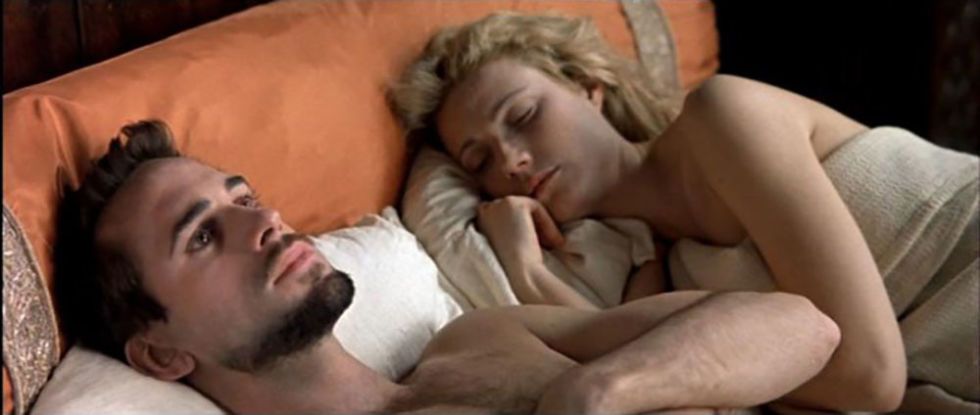<p>Shakespeare è autore di molte storie romantiche ma in questo film è anche «vittima» dell'amore. Il Bardo (qui interpretato da <strong data-redactor-tag="strong" data-verified="redactor">Joseph Fiennes</strong>) si innamora di Viola (<a data-tracking-id="recirc-text-link" href="http://www.elle.com/it/benessere/diete/news/g554/gwyneth-paltrow-dieta-detox-consigli/">Gwyneth Paltrow</a>) che, per frequentare lo scrittore, si fa passare per uomo. Nel gioco degli specchi proprio di questo film è dannatamente romantico seguire le battute che Shakespeare ha scritto per Viola e che poi lei, nelle vesti di Romeo, ripete. Ci piace pensare – pur sapendo che è solo frutto della fantasia – che le incredibili opere di William Shakespeare nascevano proprio da intense storie d'amore.<br/></p>