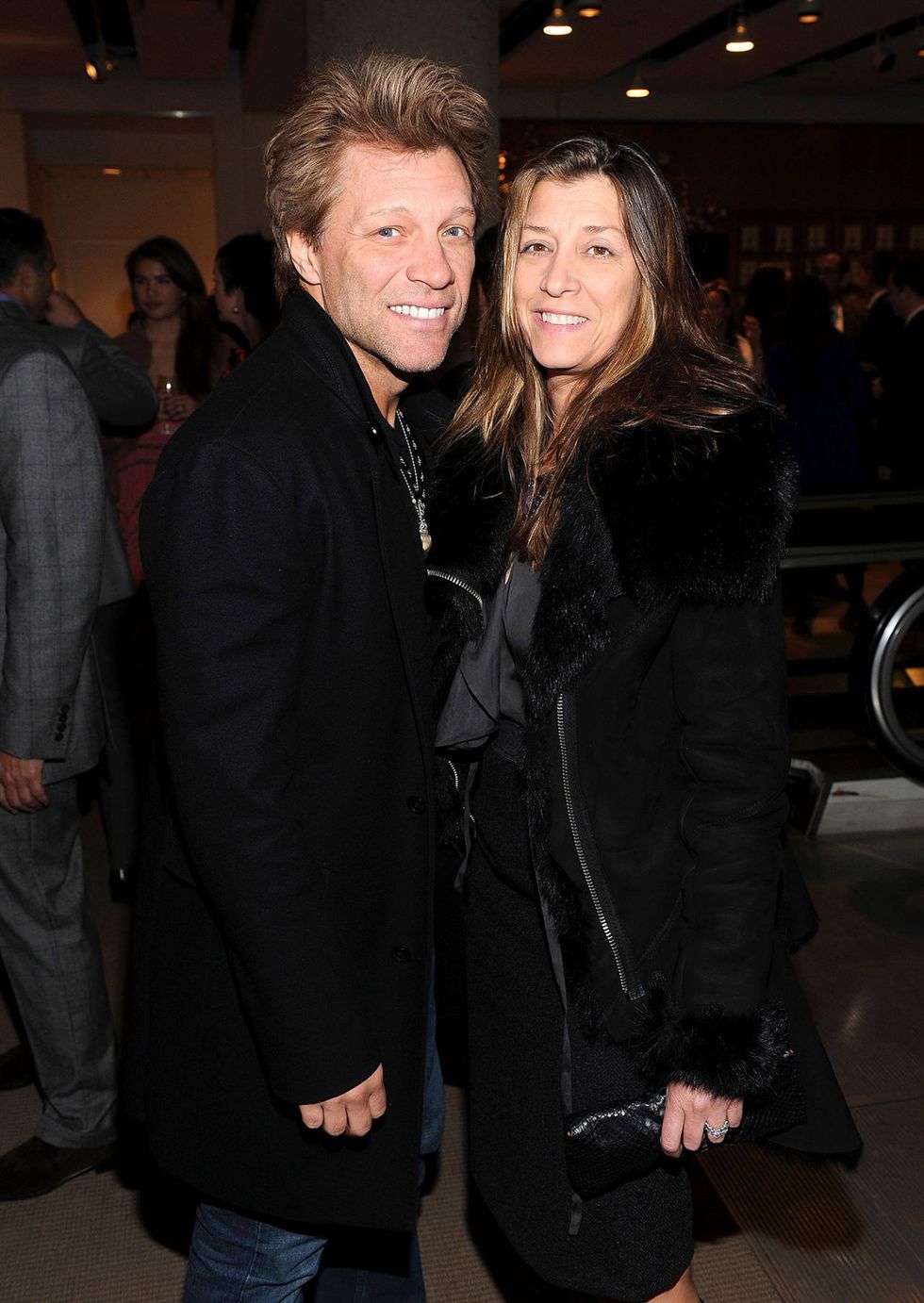 <p>Fidanzati fin dalle superiori, <strong data-redactor-tag="strong" data-verified="redactor">Jon Bon Jovi e Dorothea Hurley</strong> <a data-tracking-id="recirc-text-link" href="http://www.elle.com/it/magazine/personaggi/g2052/coppie-vip-matrimoni-segreti/">hanno coronato il loro sogno d'amore con un matrimonio segreto</a>. Durante una tappa del New Jersey Syndicate Tour, infatti, Jon e Dorothea si recarono a Las Vegas per sposarsi. La coppia ha 4 figli.</p>