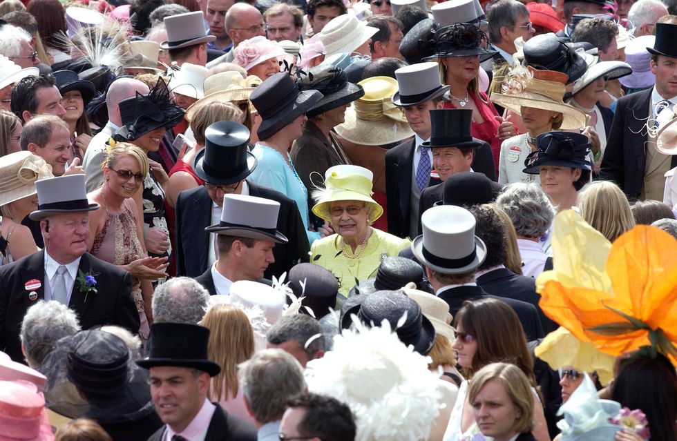 Bagno di folla per la regina Elisabetta, di giallo vestita