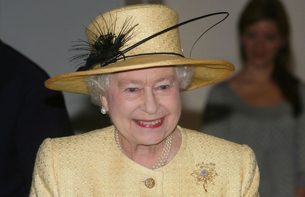 La regina Elisabetta in giallo oro