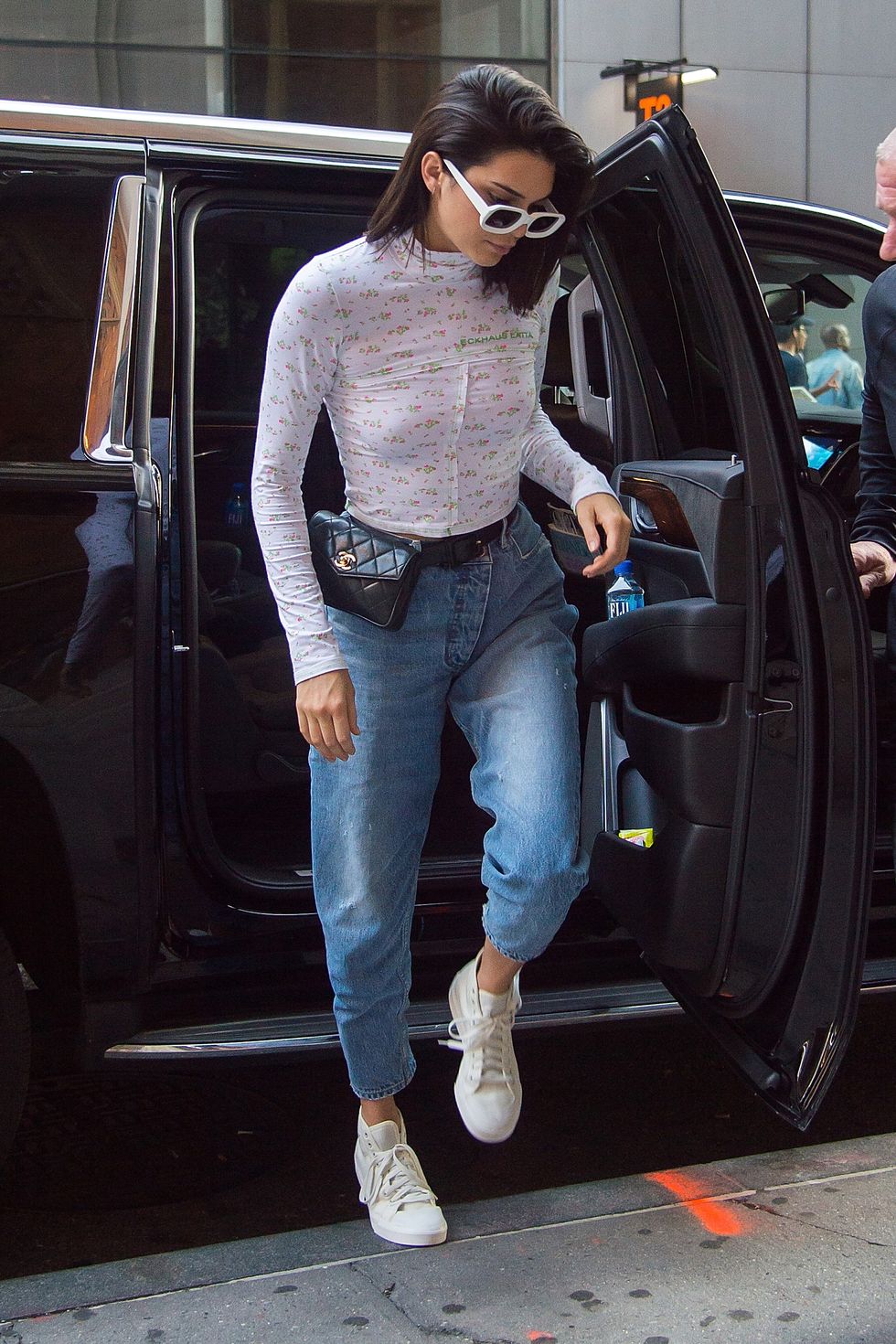 <p>Kendall Jenner&nbsp;adora i marsupi, qui rievoca lo stile <strong data-redactor-tag="strong" data-verified="redactor">anni '90</strong>&nbsp;indossandone uno di Chanel&nbsp;sui jeans a vita alta e il top a dolcevita.</p>