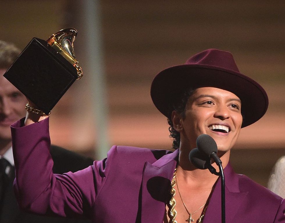 Bruno Mars con il premio Record of the year ai Grammy music 2016.