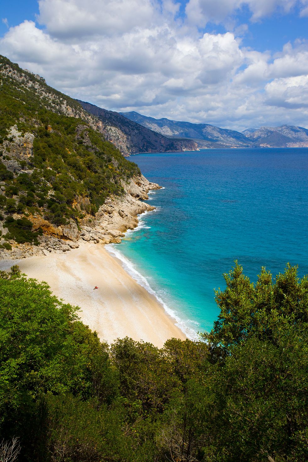 <p>Rimaniamo ancora nel golfo di Orosei con la <strong data-redactor-tag="strong" data-verified="redactor">spiaggia di Cala Sisine</strong>, contornata da pareti a picco sul mare e la presenza di alberi secolari quali il leccio e il carrubo. La spiaggia di Cala Sisine si può raggiungere a piedi o via mare e una volta giunti ci si può beare di acque color smeraldo e sabbia bianca.</p>