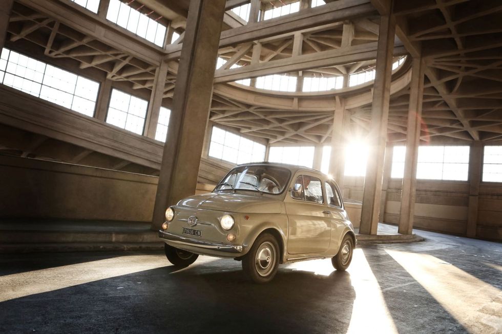 <p>In occasione del suo 60esimo compleanno (e a 10 anni di distanza dal suo ritorno sul mercato nella nuova versione) la <strong data-redactor-tag="strong" data-verified="redactor">Fiat 500</strong> è stata consacrata come una&nbsp;vera e propria opera d'arte: <span class="redactor-invisible-space" data-redactor-tag="span" data-redactor-class="redactor-invisible-space" data-verified="redactor">per il suo valore artistico e culturale</span><span class="redactor-invisible-space" data-verified="redactor" data-redactor-tag="span" data-redactor-class="redactor-invisible-space">&nbsp;</span>è entrata infatti a far parte della galleria permanente del Museo di Arte Moderna di New York, il <strong data-redactor-tag="strong" data-verified="redactor">MoMA&nbsp;</strong>(<em data-redactor-tag="em" data-verified="redactor">moma.org</em><span class="redactor-invisible-space" data-verified="redactor" data-redactor-tag="span" data-redactor-class="redactor-invisible-space"><em data-redactor-tag="em" data-verified="redactor"></em></span>).<span class="redactor-invisible-space" data-verified="redactor" data-redactor-tag="span" data-redactor-class="redactor-invisible-space"> Il modello scelto dall'importante polo espositivo è la 500 F, quello più popolare prodotto dal 1965 al 1972.</span></p>