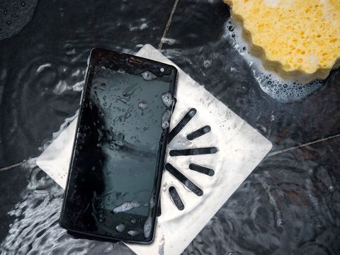 iPhone caduto in acqua: come salvarlo in poche mosse