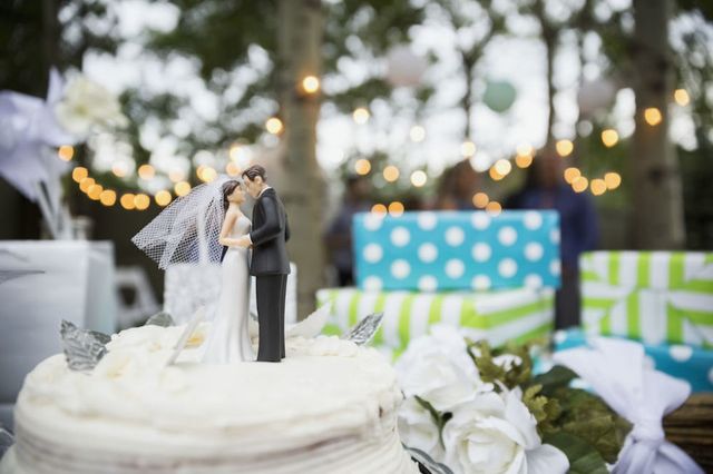 Photograph, Wedding cake, Yellow, Cake, Icing, Wedding ceremony supply, Buttercream, Cake decorating, Event, Wedding reception, 