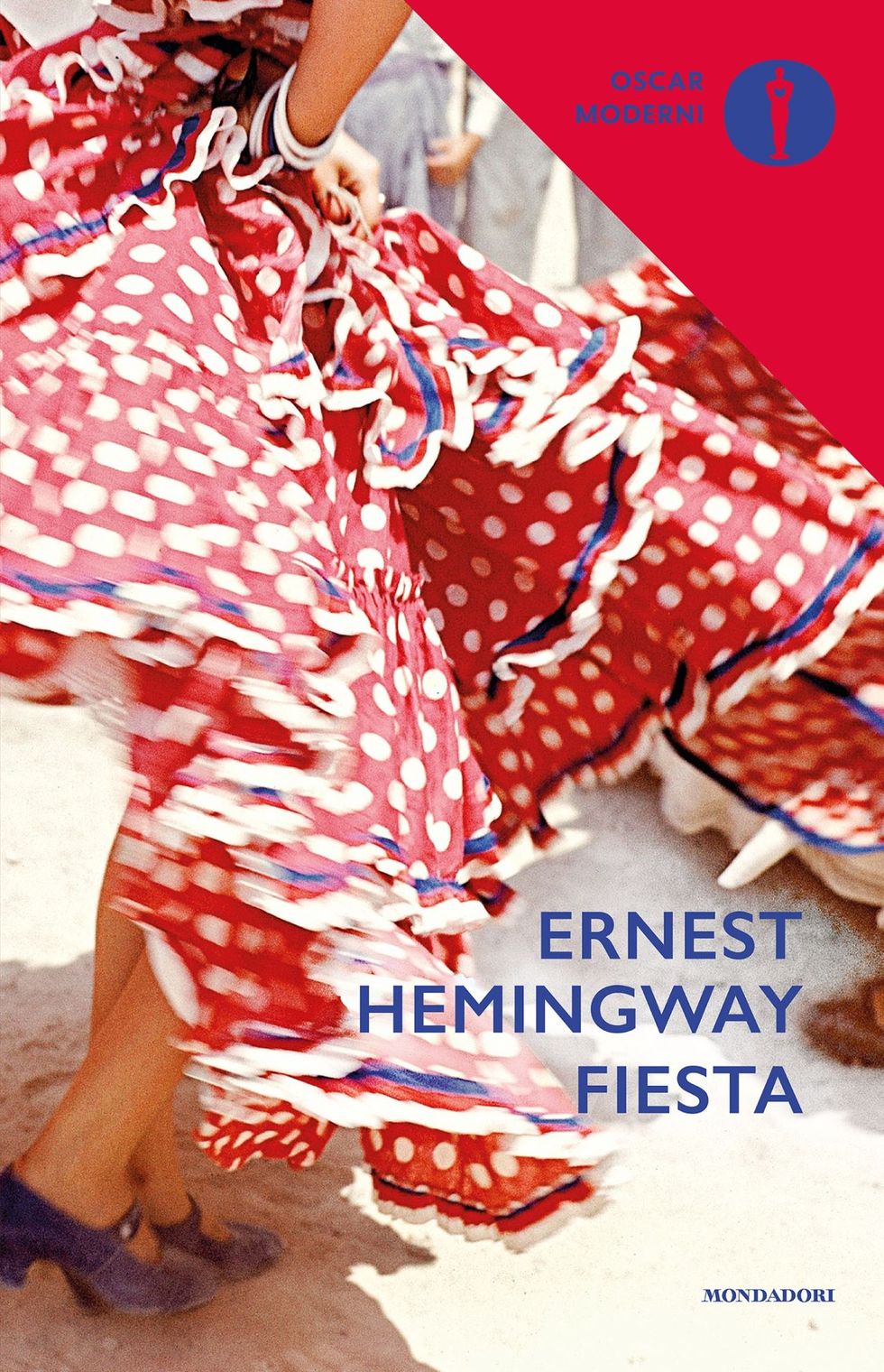 <p>Il libro che ha fatto diventare Hemingway un autore di culto. Ambientato in Spagna (si basa sui viaggi compiuti dallo scrittore con la moglie e alcuni amici in quella terra) racconta le vicende di un gruppo assai vario di giovani espatriati, con le loro inquietudini tanto esistenziali quanto sentimentali.</p>