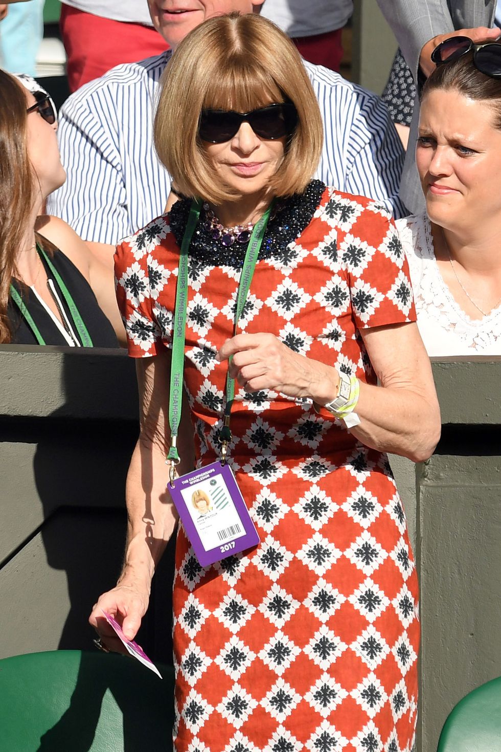 <p>Anna Wintour è tornata a Wimbledon anche nel weekend indossando questa volta un abito arancione dalla stampa geometrica e impreziosito da un collo gioiello.</p>