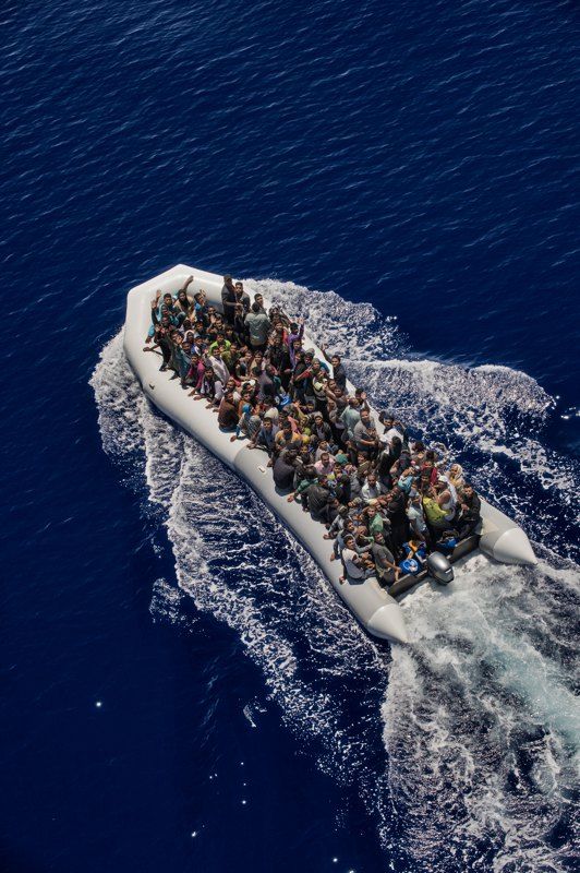 Sbarchi migranti Italia navi Marina militare reportage: i profughi sul gommone