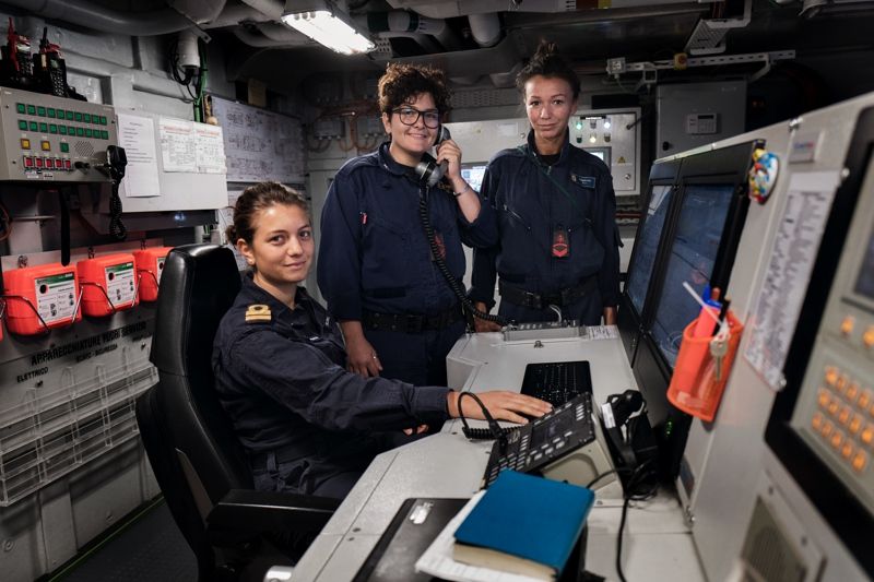 Sbarchi migranti Italia navi Marina militare reportage: equipaggio donne
