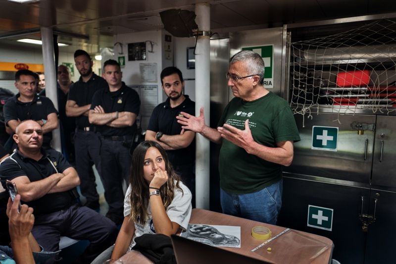 Sbarchi migranti Italia navi Marina militare reportage