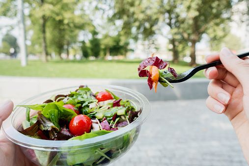 <p>Cerca di rispettare la regola dei <strong data-redactor-tag="strong" data-verified="redactor">5 pasti al giorno</strong>: colazione, pranzo e cena (più uno spuntino a metà mattina e la merenda).&nbsp;Spuntino e merenda con frutta fresca o secca&nbsp;(3 noci sono l'ideale) o yogurt (meglio se magro). Un ulteriore trucco è iniziare pranzo e cena&nbsp;con un'<strong data-redactor-tag="strong" data-verified="redactor">insalata</strong>, alimento che sazia moltissimo. In questo modo non dovresti avere fame quando sei sul divano di notte&nbsp;a vedere la tv.</p>