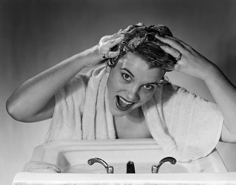 <p>La dose dello <strong data-redactor-tag="strong" data-verified="redactor">shampoo </strong>non deve essere esagerata: prendete una noce di prodotto. Se fate due shampoo (non è necessario a meno di capelli in condizioni disastrose) la seconda dose dovrà essere ancora minore. Distribuite bene lo shampoo massaggiando bene il cuoio capelluto con i polpastrelli (non le unghie!) e non fregate le punte con i palmi delle mani perché le rovinereste. Esiste anche <a data-tracking-id="recirc-text-link" href="http://www.elle.com/it/bellezza/capelli/news/g191/shampoo-a-secco-nuovi-prodotti-cosmetici/">lo shampoo secco</a> ma non abusatene perché potrebbe danneggiare i capelli.</p>