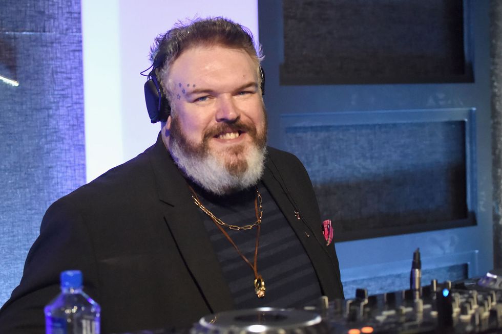 <p>Kristian Nairn, il <strong data-redactor-tag="strong" data-verified="redactor">gigante Hodor</strong> de <em data-redactor-tag="em" data-verified="redactor"><a data-tracking-id="recirc-text-link" href="http://www.elle.com/it/spettacolo/tv/a4526/trono-di-spade-stagione-7-data-spoiler-trailer/">Il trono di spade</a></em>, ha fatto coming out e si è dichiarato gay nel 2014. Si è trattato di un coming out molto naturale. Durante un'intervista, infatti, gli venne chiesto se sapeva di essere un'icona per la comunità ursina (nel mondo gay c'è tutta una passione per i bear, uomini grossi e spesso barbuti). E lui ha risposto: «Beh, in tutta onestà, quando tu parli di "comunità gay" stai parlando della mia comunità. Sono consapevole di quello che dici, certo, e lo trovo incantevole». Poi ha anche aggiunto che non ha mai nascosto di essere gay, solo che nessuno glielo aveva mai chiesto. Un po' come successe con <strong data-redactor-tag="strong" data-verified="redactor">Leo Gullotta</strong> che, nel lontano 1995, disse di essere gay durante un'intervista e commento che non l'aveva detto fino ad allora perché nessuno glielo aveva mai chiesto.</p>