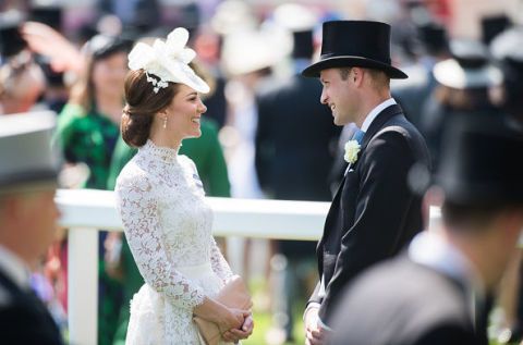 <p>Splendida Kate <a data-tracking-id="recirc-text-link" href="http://www.elle.com/it/moda/abbigliamento/news/a4398/kate-middleton-outfit-royal-ascot-bianco/">al Royal Ascot del giugno 2017</a> insieme al principe William. Ma quel vestito non è troppo aderente e troppo trasparente per la Regina?  </p><section>
<section></section>
</section>