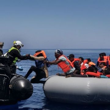 Sbarchi migranti Italia navi Marina militare reportage: il soccorso ai profughi