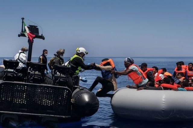 Sbarchi migranti Italia navi Marina militare reportage: il soccorso ai profughi
