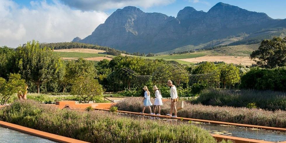 <p>Un centro benessere con giardino, un ristorante all'aperto e una lista di vini fornitissima ti aspettano insieme alle suite eleganti di questo hotel. Fondato alla fine del 1600 è uno degli edifici in stile coloniale olandese meglio conservati di tutto il Sud Africa. Accanto a questo, cibo e vino sono ottimi e difficile trovarne di migliori. Ideale per le nozze, no?</p><p><em data-redactor-tag="em">Babylonstoren, Klapmuts Simondium Road, Simondium, 7670, Sudafrica</em><em data-redactor-tag="em">.</em></p>