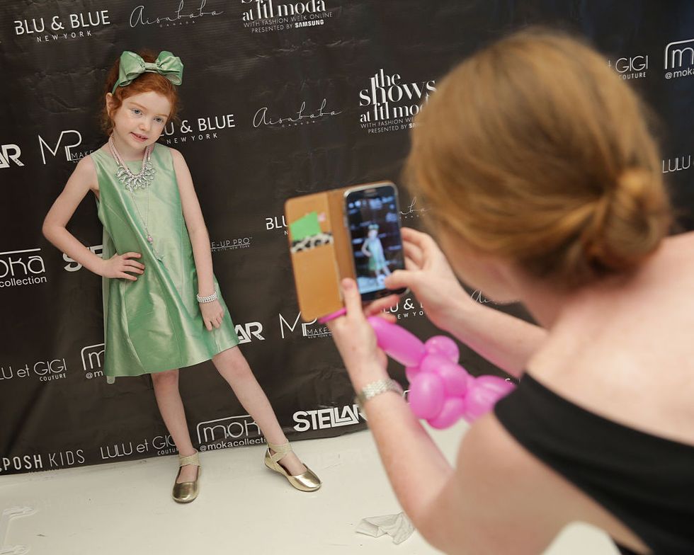 Baby modelle: una bambina in posa per la mamma alla New York Fashion Week