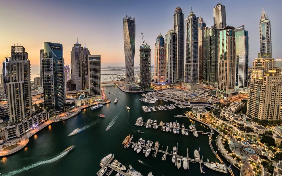 <p>Lusso e Medio Oriente si possono sintetizzare in una sola meta: <strong data-redactor-tag="strong" data-verified="redactor">Dubai</strong>, al primo posto in classifica per quanto riguarda le destinazioni internazionali.&nbsp;Qui il&nbsp;13% delle strutture è a&nbsp;cinque stelle, come&nbsp;il&nbsp;Burj Al Arab Jumeirah, un hotel da favola all'interno dell'iconico&nbsp;edificio a forma di vela che propone, oltre a cinque piscine e ad una spiaggia privata,&nbsp;un maggiordomo privato, transfer in elicottero o spostamenti in Rolls Royce. Sempre in Medio Oriente c'è anche Tel Aviv, in Israele, al nono posto della top 10.</p>