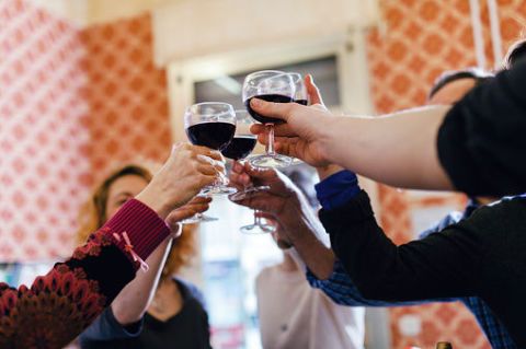 <p>La ricerca ha dimostrato che bere del <strong data-redactor-tag="strong" data-verified="redactor">vino rosso</strong> ogni tanto protegge il cervello. Secondo uno studio JAMA, le persone che bevono da 1 a 6 bicchieri  a settimana hanno il 54% in meno di probabilità di sviluppare la demenza, rispetto agli astemi.</p>