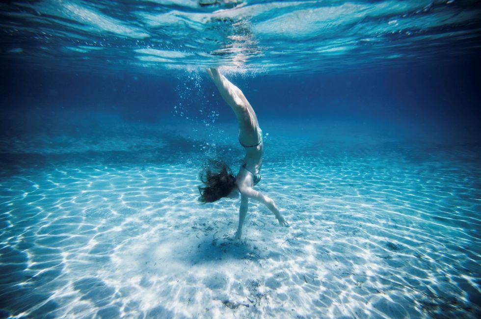 <p><strong data-redactor-tag="strong" data-verified="redactor">Nuotare</strong> in mare è un'esperienza unica, che offre i suoi benefici a tutto il corpo perché in acqua la gravità si annulla: per allenarti e tonificare i muscoli di gambe, braccia e busto&nbsp;ti bastano 30 minuti a sessione, che ti permettono anche di bruciare fino a 250 calorie.</p>