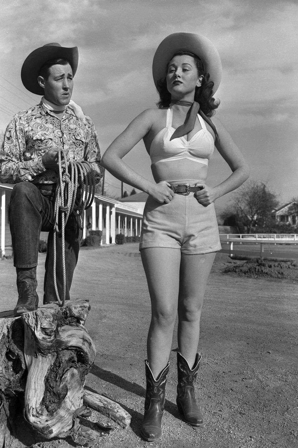 <p>Nel 1949 l'attrice <strong data-redactor-tag="strong" data-verified="redactor">Wendy Waldron</strong> abbinava gli stivali da cowboy con un top chiaro e pantaloncini a vita alta.</p>