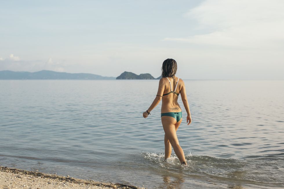 Workout e allenamenti all'aperto per le tue vacanze: camminata nell'acqua