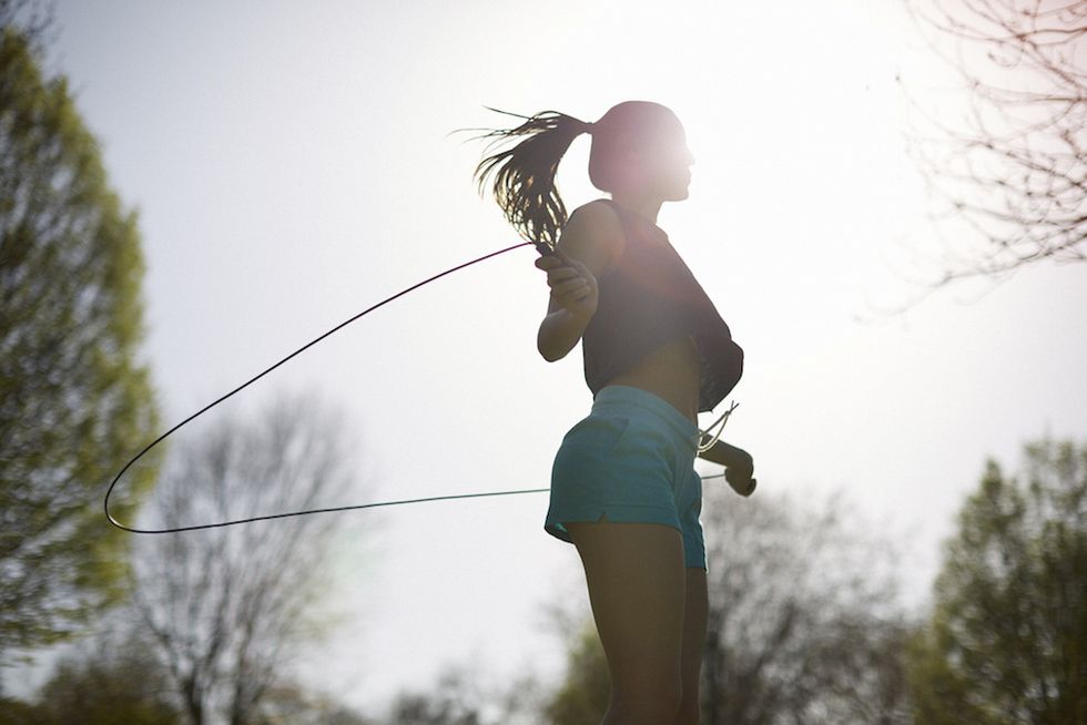 Workout e allenamenti all'aperto per le tue vacanze: salto con la corda