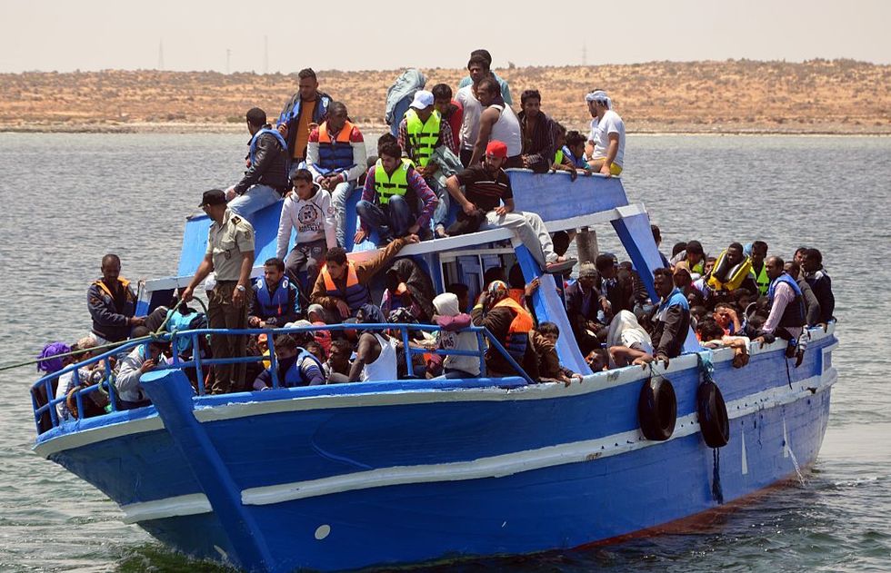 Emergenza migranti estate 2017: barca scafista