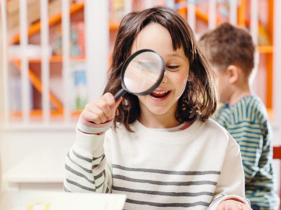 Pagina da colorare con lente d'ingrandimento per bambini