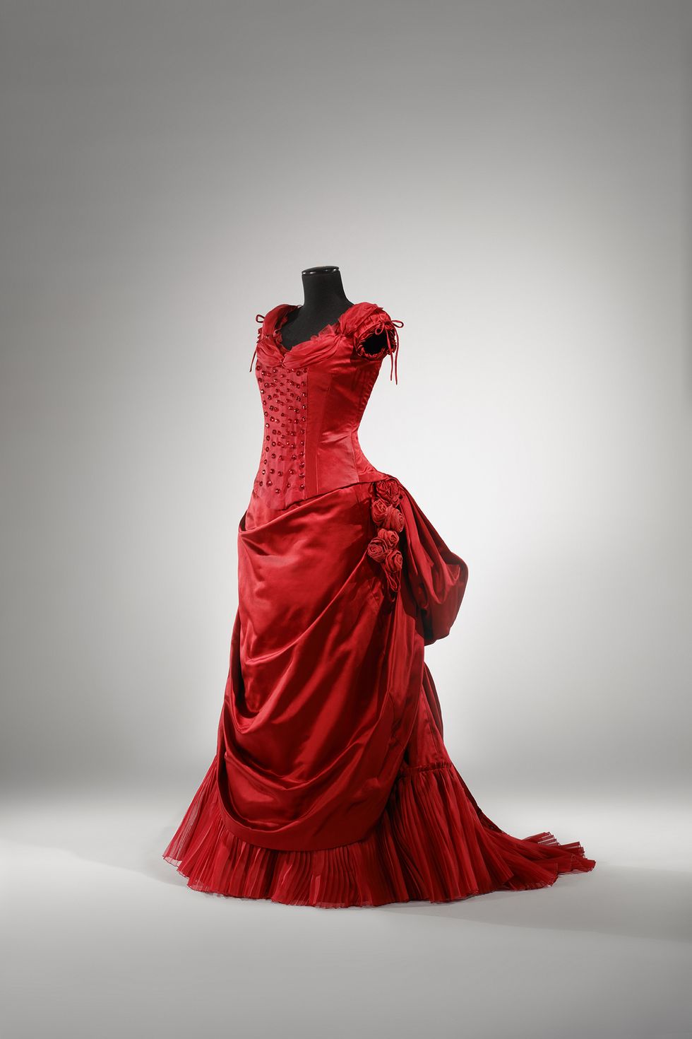 Gown, Dress, Red, Clothing, Shoulder, Fashion, Formal wear, Fashion model, Haute couture, Joint, 